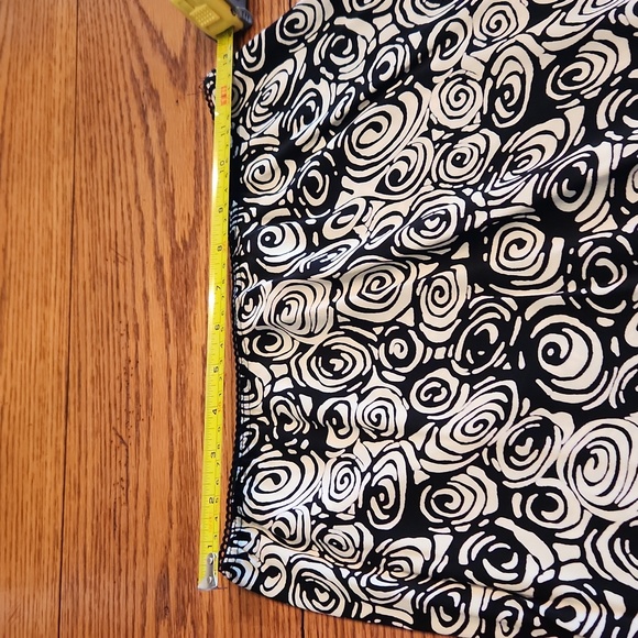 Intriguing threads , Black/ white design Skirt 8 Petite - Picture 4 of 7